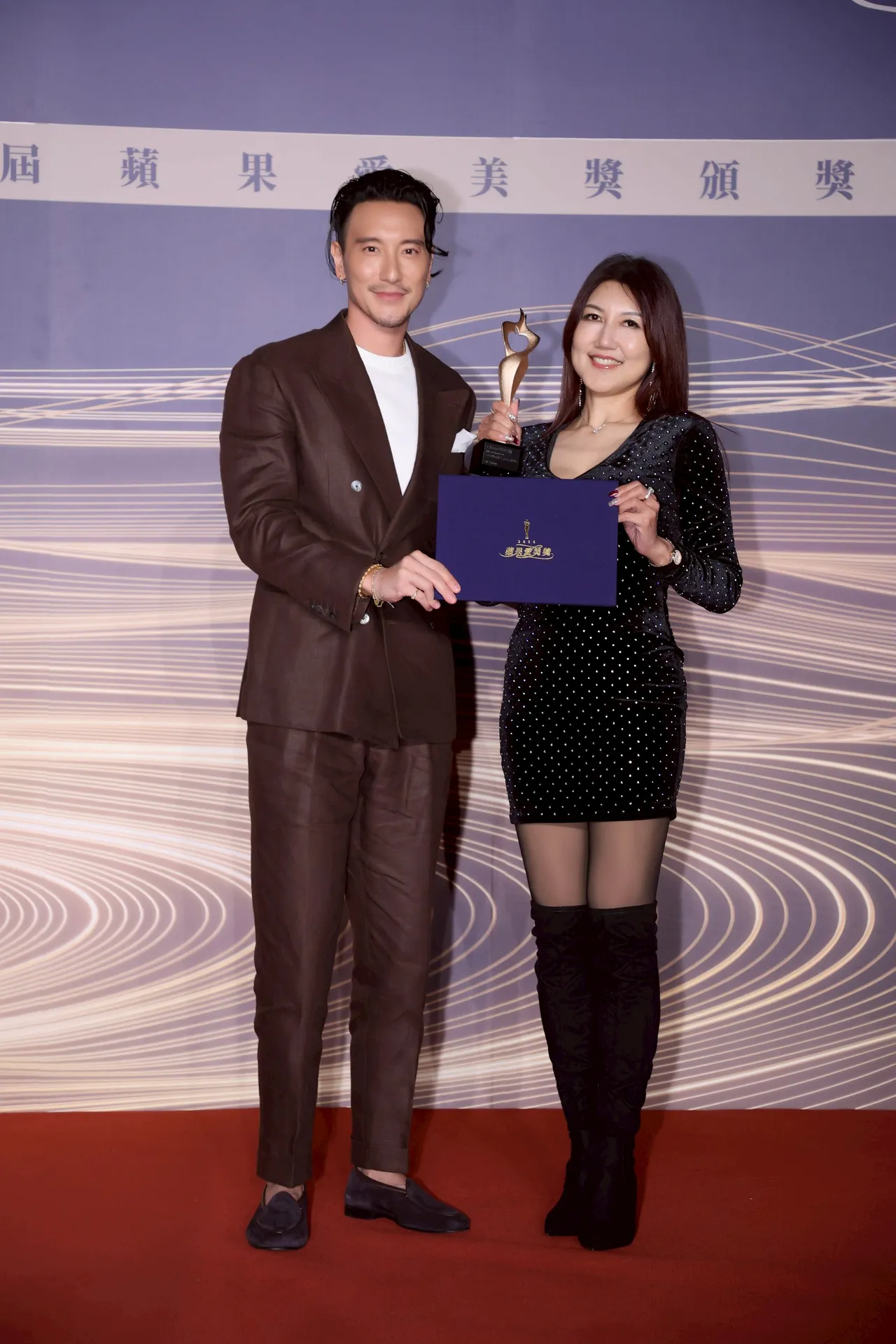 《苹果爱美奖》公布年度最爆红逆龄疗程，「Profhilo逆时针」拿下殊荣，可若夫生技董事长暨执行长马淑娟（右）获得艺人王阳明（左）颁奖。彭欣伟摄