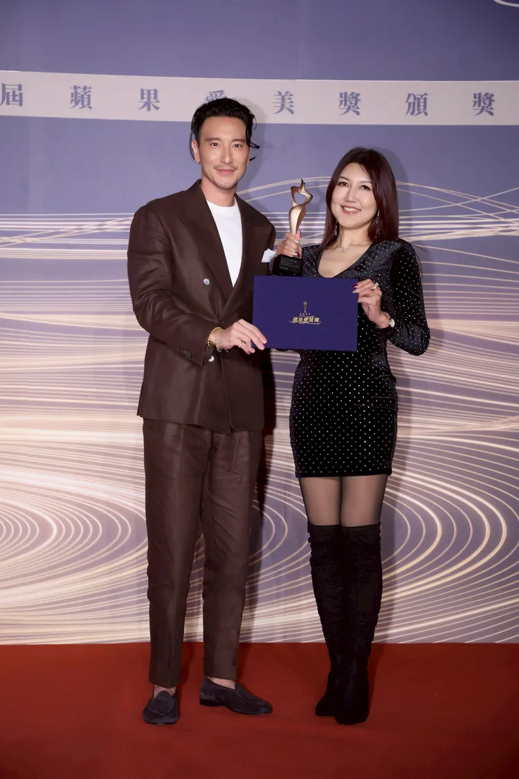 《蘋果愛美獎》公布年度最爆紅逆齡療程，「Profhilo逆時針」拿下殊榮，可若夫生技董事長暨執行長馬淑娟（右）獲得藝人王陽明（左）頒獎。彭欣偉攝