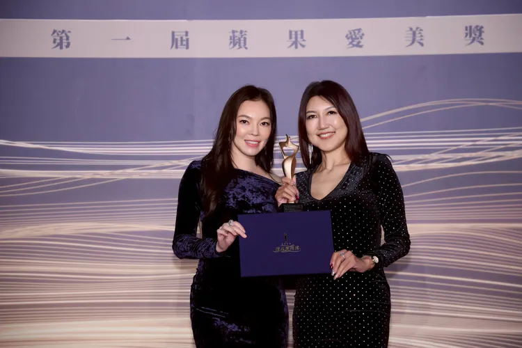 《苹果爱美奖》公布年度最爆红逆龄疗程，「Profhilo逆时针」拿下殊荣，可若夫生技董事长暨执行长马淑娟（右）获得曾馨莹（左）颁奖。彭欣伟摄