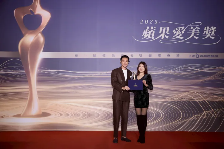 《蘋果愛美獎》公布年度最爆紅逆齡療程，「Profhilo逆時針」拿下殊榮，可若夫生技董事長暨執行長馬淑娟（右）獲得藝人王陽明（左）頒獎。彭欣偉攝