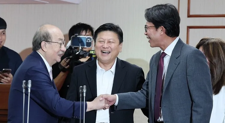 国民党团总召傅崐萁（中）与民进党立院党团总召柯建铭（左）、民众党立院党团总召黄国昌（右）同台互动。中央社