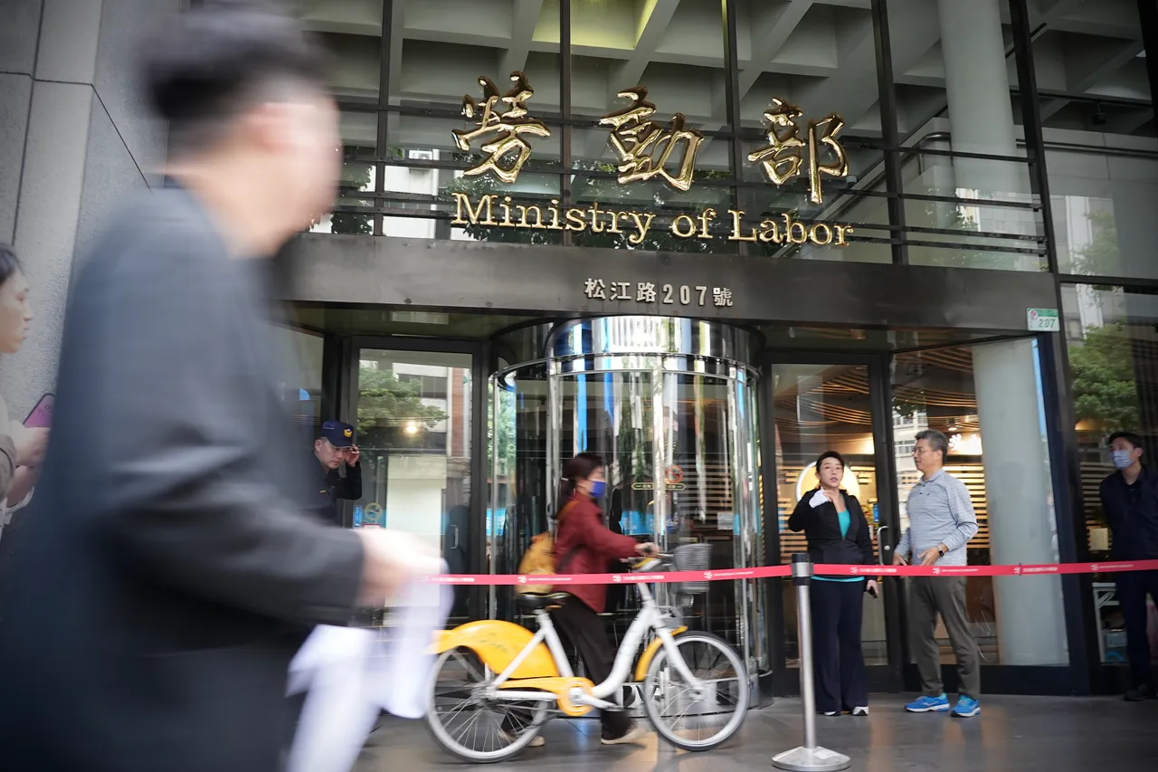 劳动部推「安定就业」方案，补助放无薪假（减班休息）的劳工。彭欣伟摄