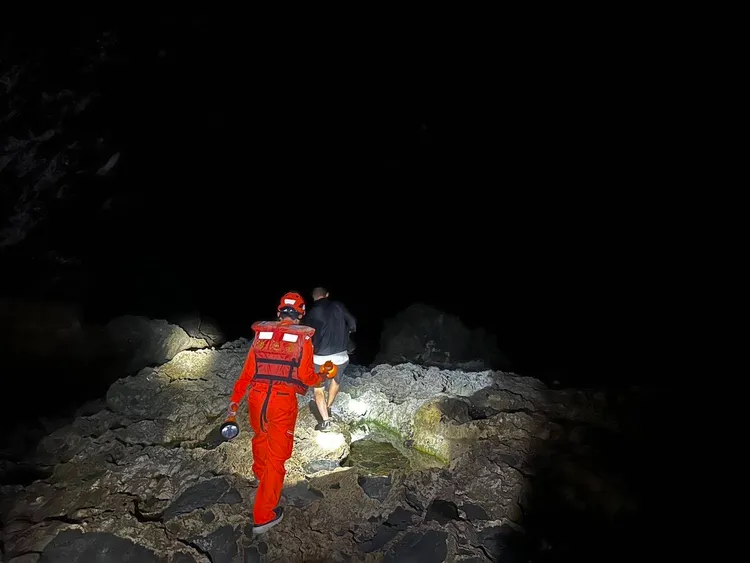 海巡人員昨漏夜搜救無所獲。岸巡13隊提供