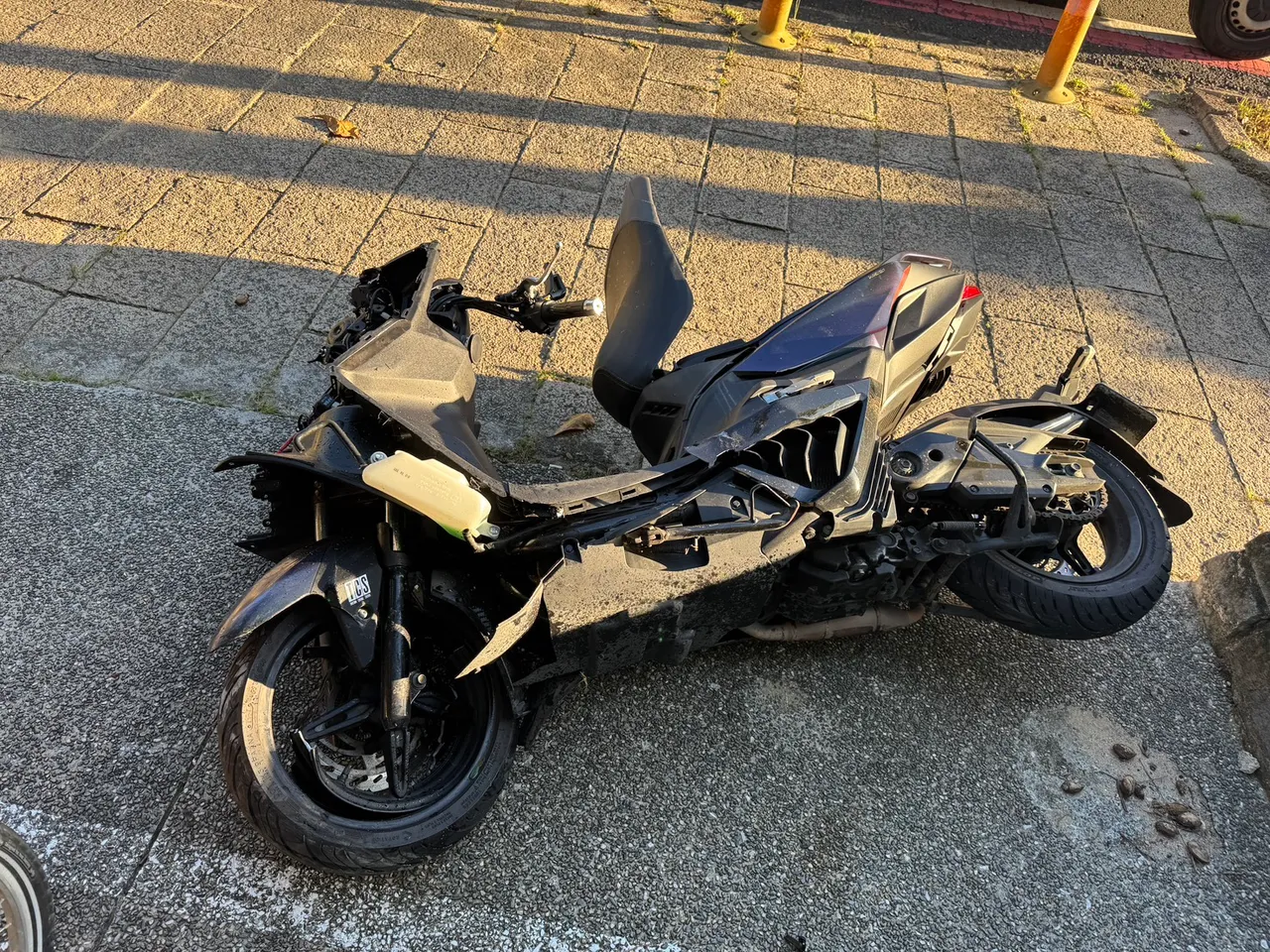 屏东20岁男骑机车失控冲人行道！安全帽喷飞　自摔伤重不治