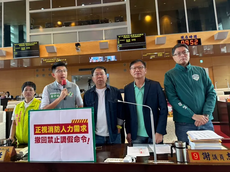 市議員黃守達（左一）等人說，消防員想休假不得休，衝擊大家的士氣。民眾提供