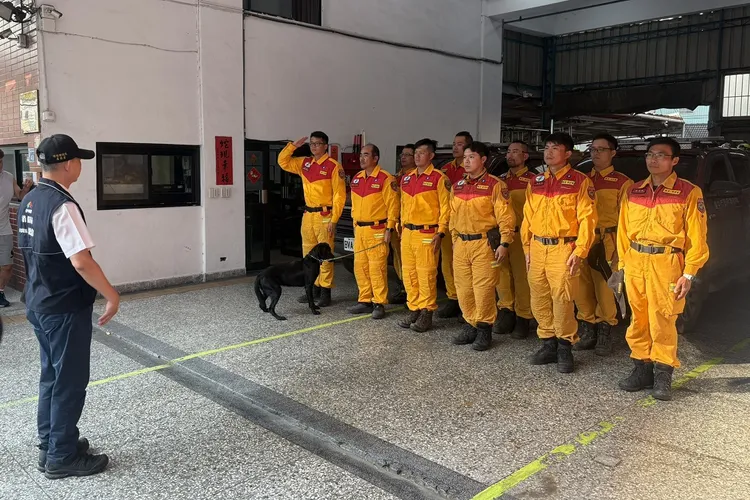 台中市消防局突下令禁止外勤消防员调换假期，引发基层反弹。图为中市特种搜救队日前支援花莲救灾。市府提供