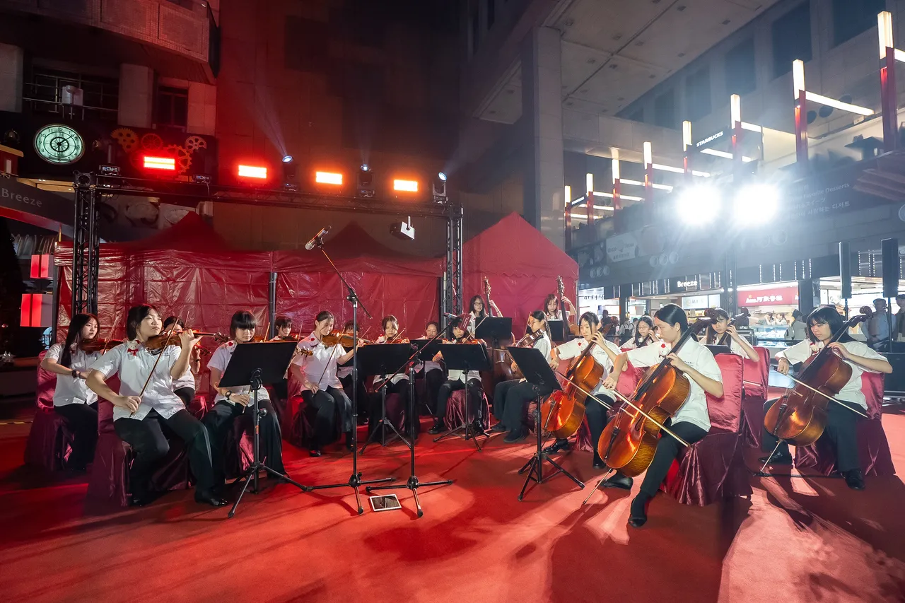 中山女高弦樂團登台演出，以細膩悠揚的弦樂揭開序幕。業者提供