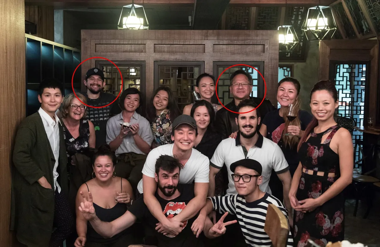 黄胜斌(左后)在北市经营R&D酒吧时，爸爸黄仁勋(右后)也来台捧场。翻摄自R&D脸书