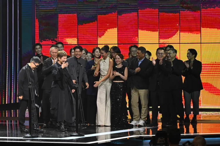 李烈（前排左二）領軍上台領「最佳劇情長片」。金馬執委會提供
