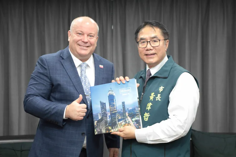 台南Signia by Hilton總經理Chris Roberts（左）與台南市長黃偉哲合照。南市觀旅局提供