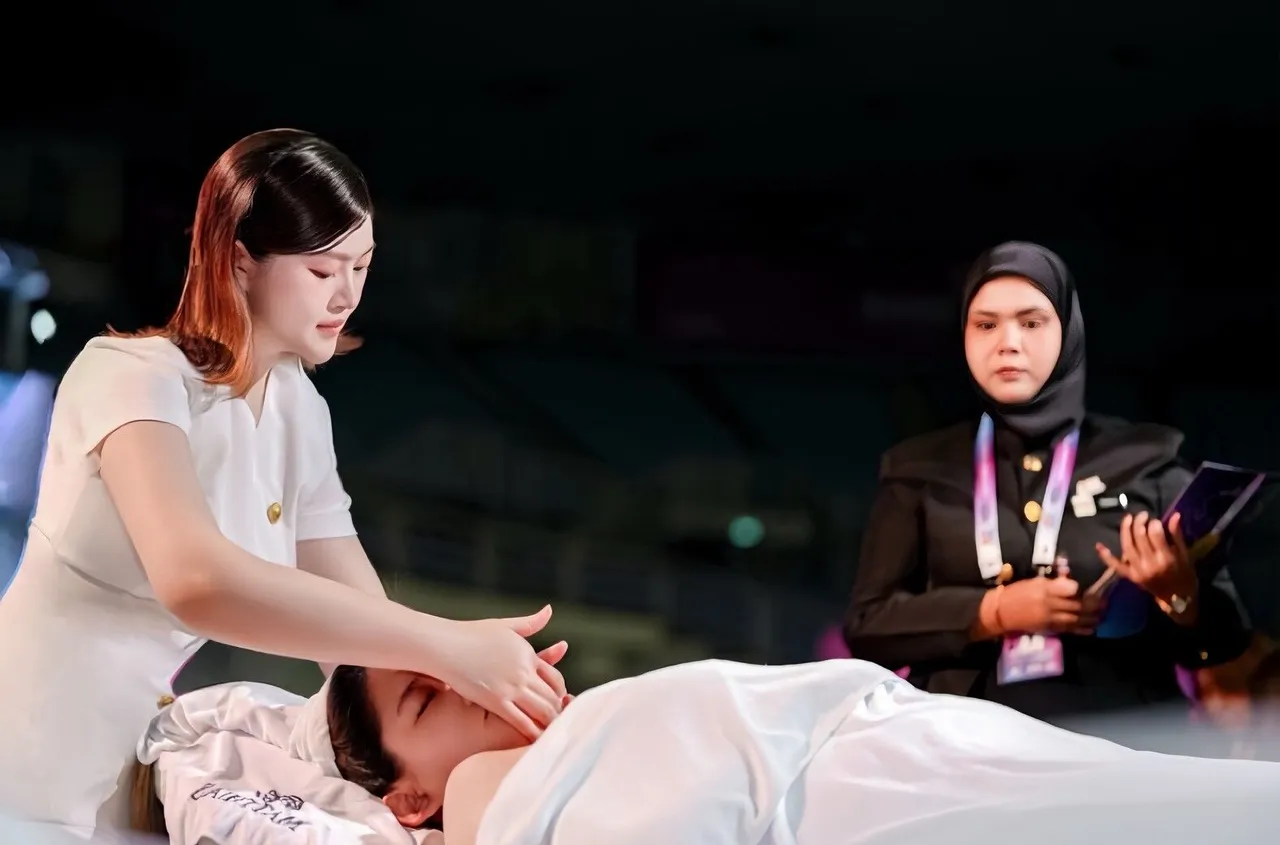 就读台中科大美容系的女大生黄馨禾，上月在马来西亚举办的《亚洲美容美发竞技交流赛》勇夺双金及年度总冠军。黄馨禾提供