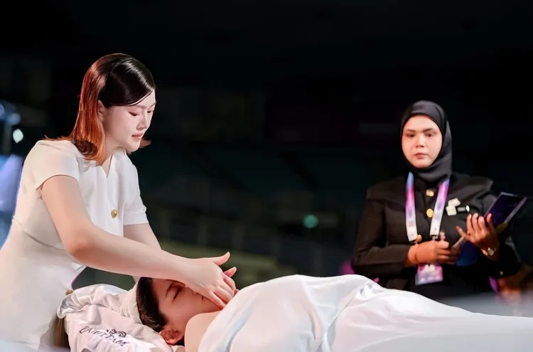 就讀台中科大美容系的女大生黃馨禾，上月在馬來西亞舉辦的《亞洲美容美髮競技交流賽》勇奪雙金及年度總冠軍。黃馨禾提供