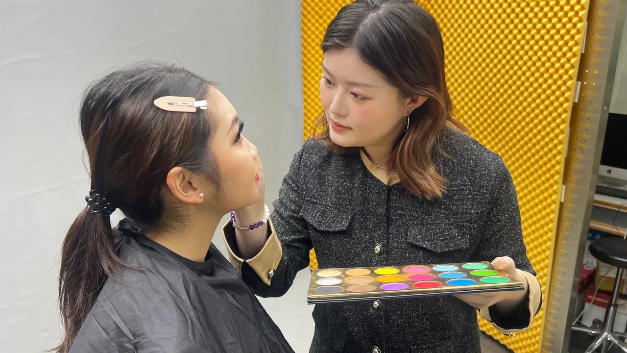 黄馨禾说，美容是一种对于美的执著，透过人来传递美，特别有说服力及温度。鲜明摄