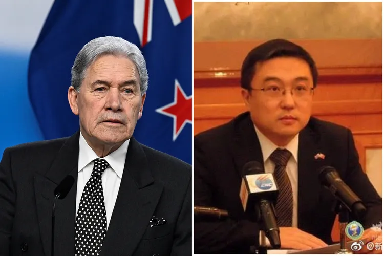 纽西兰外长皮特斯（左图，路透社资料照片）表示，会向中国驻纽大使王小龙（右图、翻摄微博）阐述民主的本质。