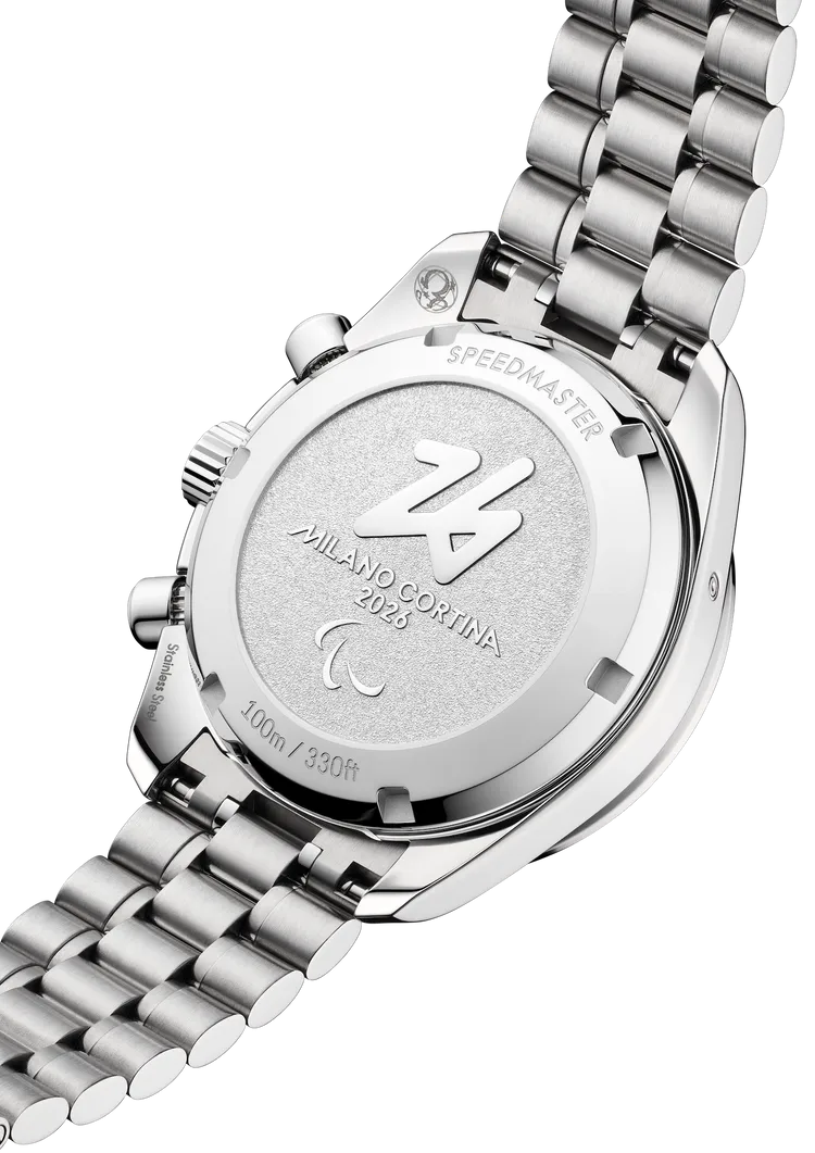 錶背雕刻冬季帕運會專屬徽章，象徵著這段賽事所承載的故事與勇氣。品牌提供