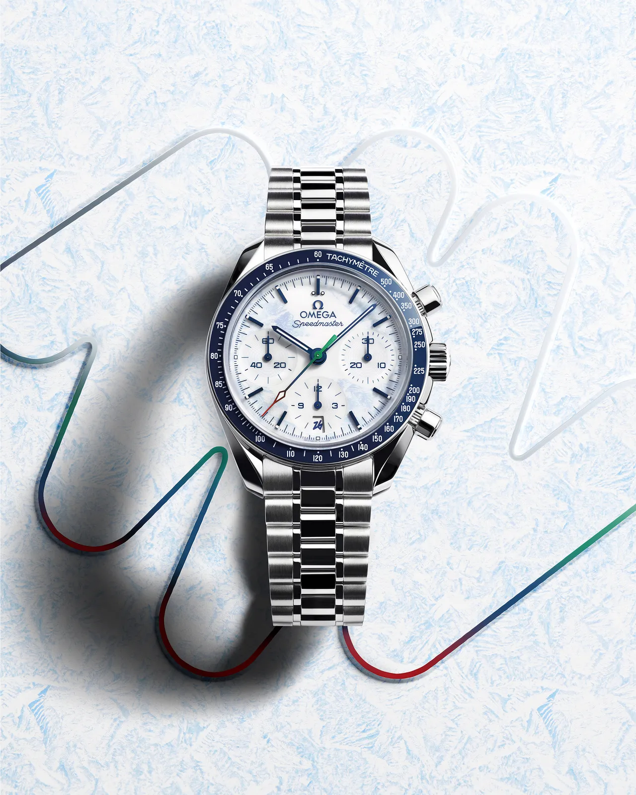 OMEGA 超霸Milano Cortina 2026 Paralympic 限定腕表，38mm，抛光不锈钢表壳，白色亮漆表盘覆以淡蓝冰霜质感涂层，抛光与拉丝交错的不锈钢表炼，3330自动上链同轴擒纵机芯，动力储存52小时。品牌提供