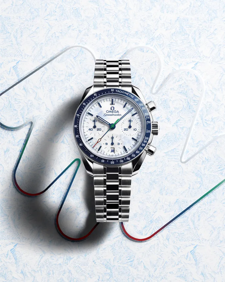 OMEGA 超霸Milano Cortina 2026 Paralympic 限定腕錶，38mm，拋光不鏽鋼錶殼，白色亮漆錶盤覆以淡藍冰霜質感塗層，拋光與拉絲交錯的不鏽鋼錶鍊，3330自動上鍊同軸擒縱機芯，動力儲存52小時。品牌提供