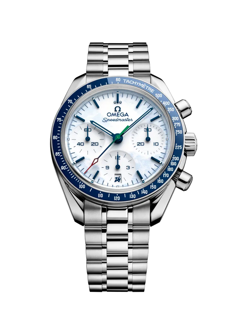 OMEGA 超霸Milano Cortina 2026 Paralympic 限定腕錶，38mm，拋光不鏽鋼錶殼，白色亮漆錶盤覆以淡藍冰霜質感塗層，拋光與拉絲交錯的不鏽鋼錶鍊，3330自動上鍊同軸擒縱機芯，動力儲存52小時。品牌提供