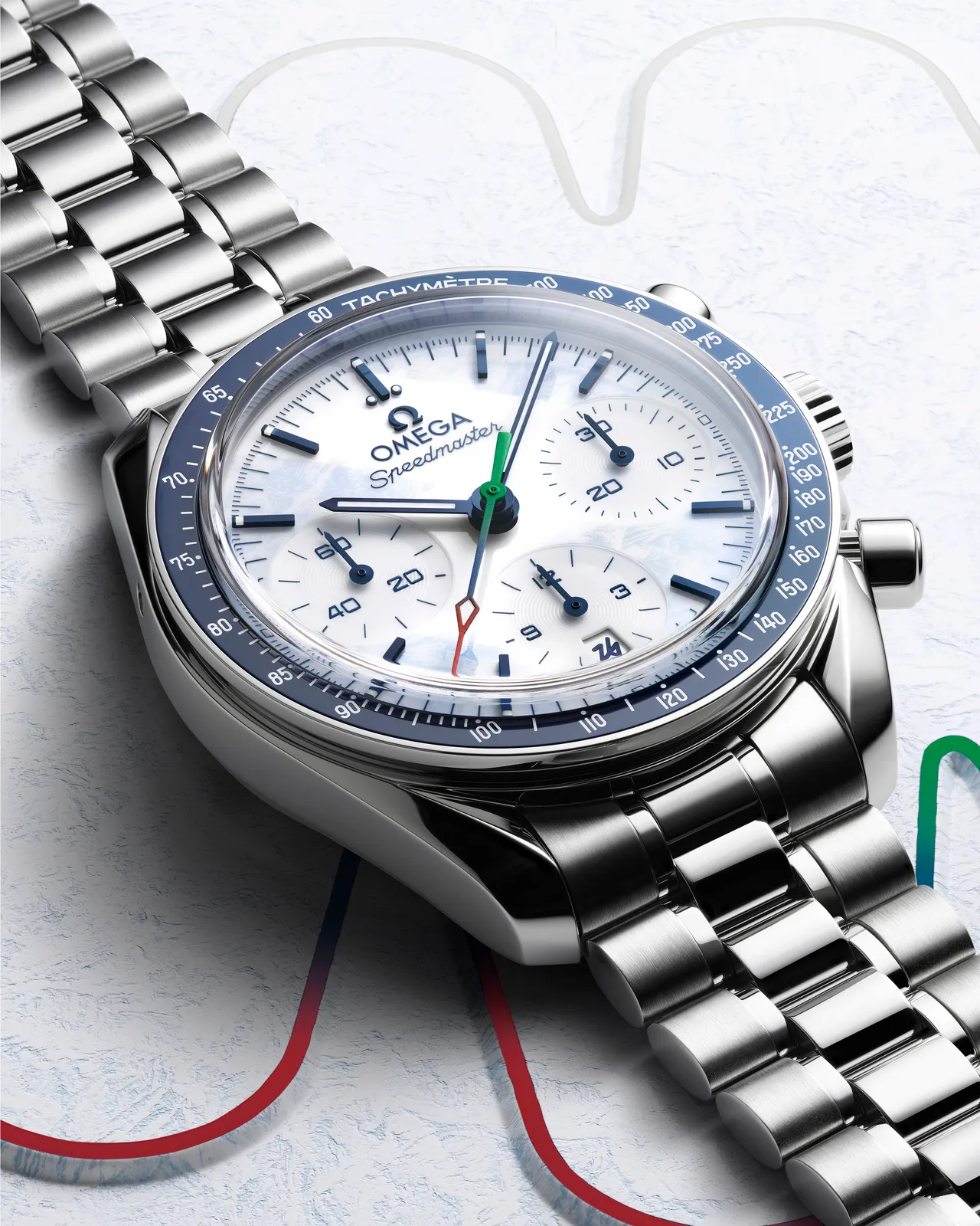 白色亮漆表盘复上一层淡蓝冰霜涂层，纹理灵感取自赛事标志中象征性的「26」造型