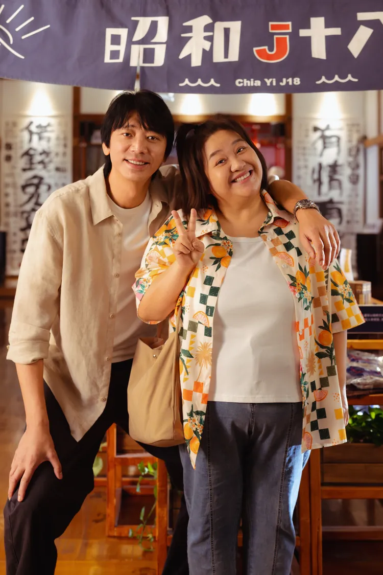 信(左)很貼心，為了配合鍾欣凌特別站八字合照。米神國際提供