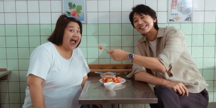 信(右)喂钟欣凌吃东西，呈现粉红泡泡。米神国际提供