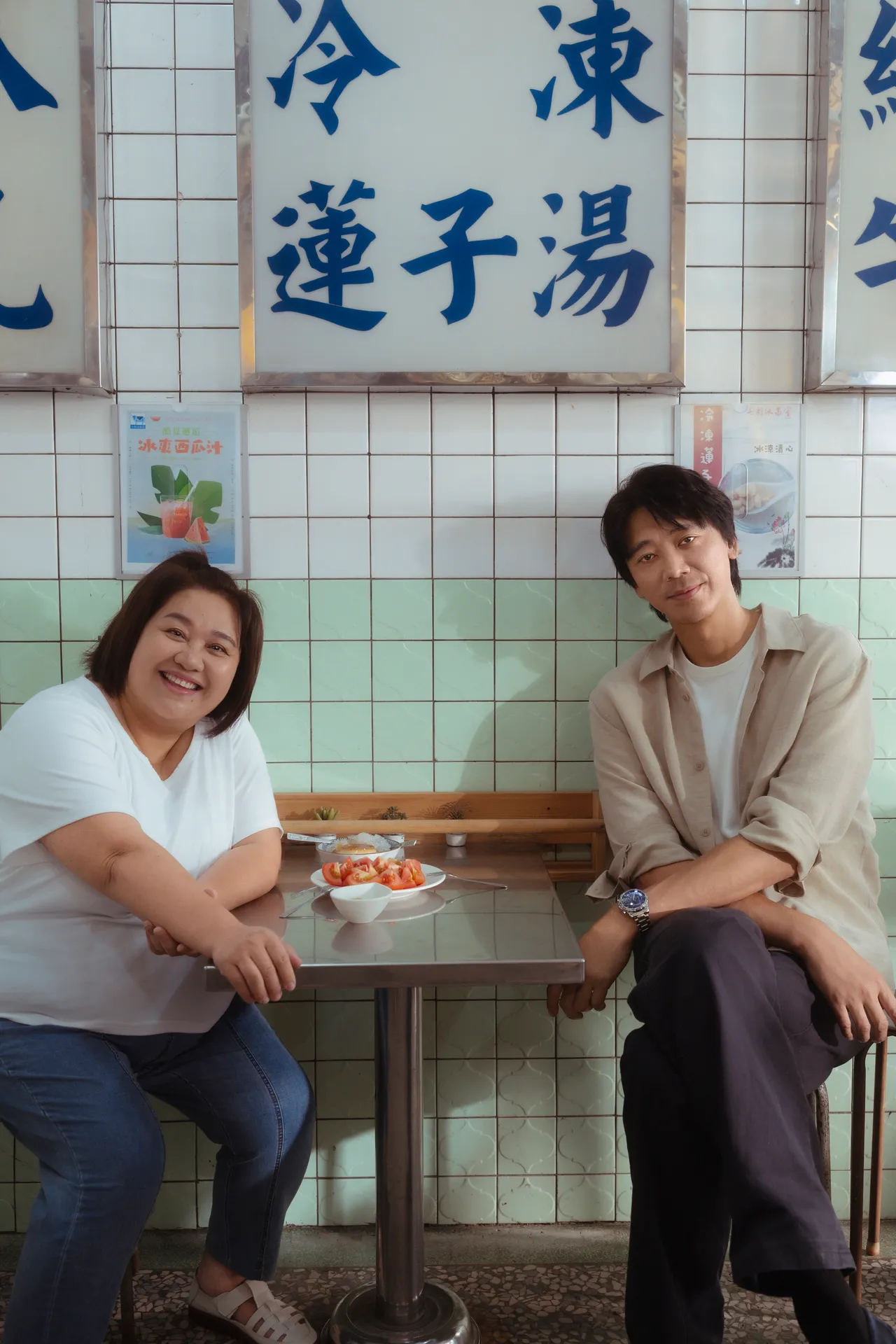 钟欣凌(左)和信重回学生时期的冰果室。米神国际提供