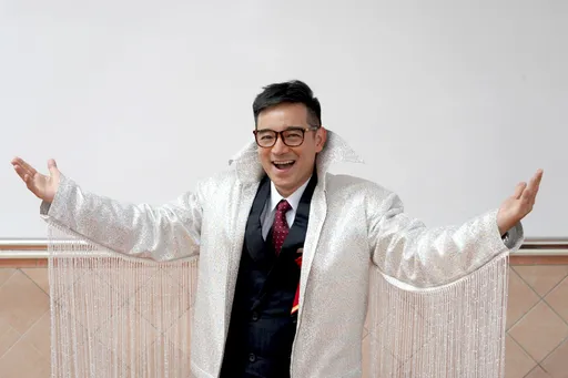 岑永康人生成就解锁　流苏装开唱致敬高凌风