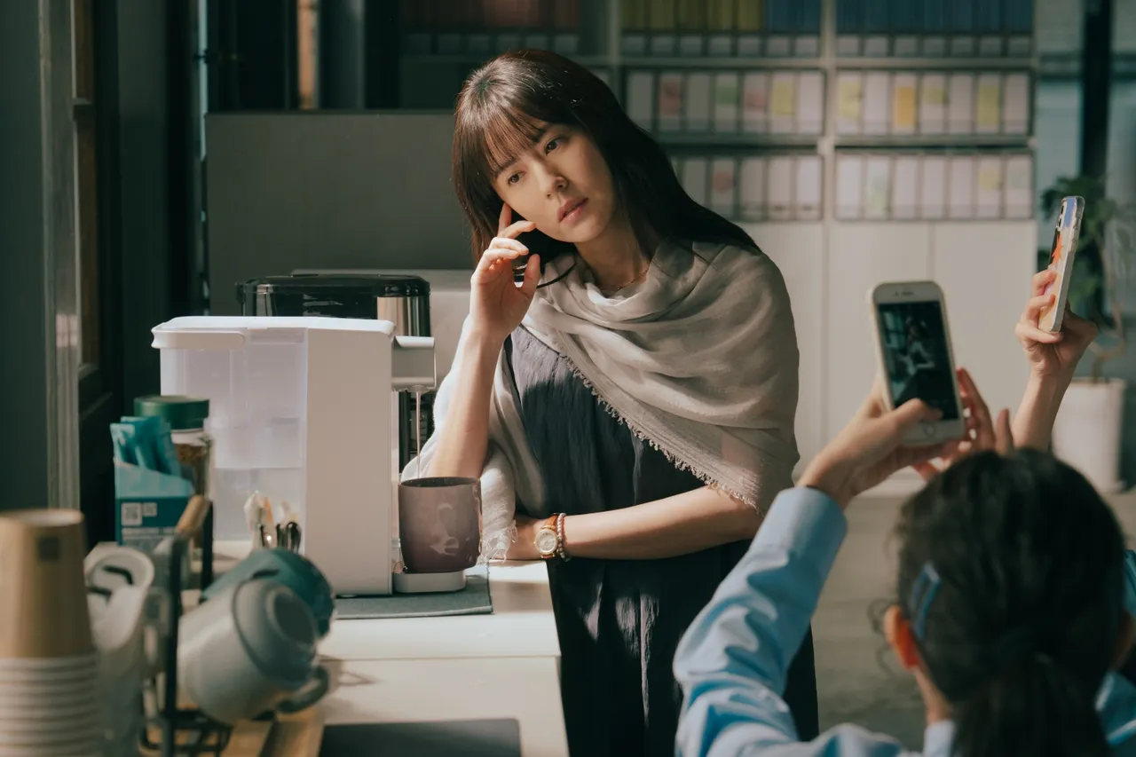 林予晞飾演神秘的嵐姐，是個冷面笑匠。公視台語台提供