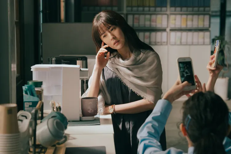 林予晞飾演神秘的嵐姐，是個冷面笑匠。公視台語台提供