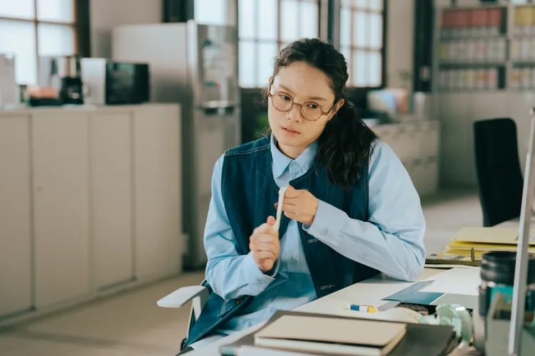 王真琳飾演性格內向的水電工珊珊。公視台語台提供