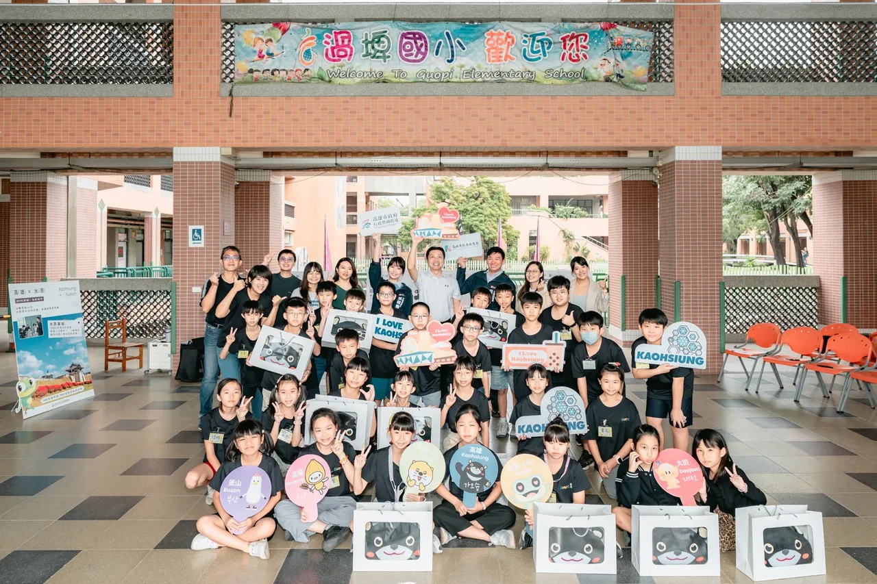 过埤国小透过韩国城市主题装置及韩国文化体验活动，让学生在趣味中更认识高雄与韩国的最新交流互动。翻摄画面