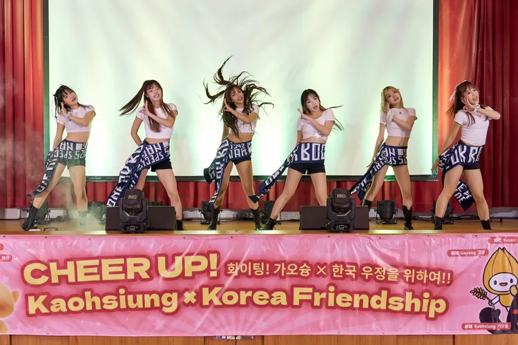 韩国文化日活动开场惊喜安排TWICE经典组曲。翻摄画面