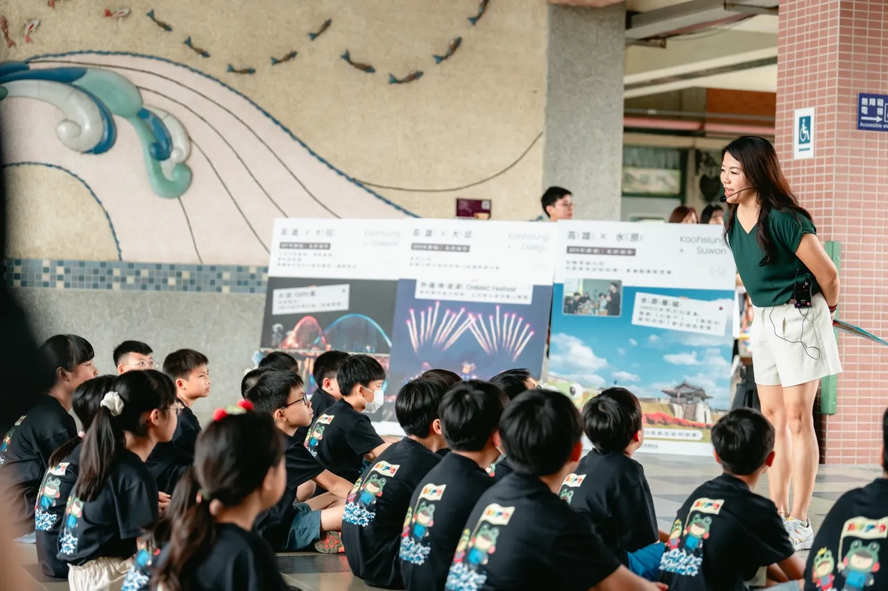 过埤国小透过韩国文化体验活动，让学生在趣味中更认识高雄与韩国的最新交流互动。翻摄画面