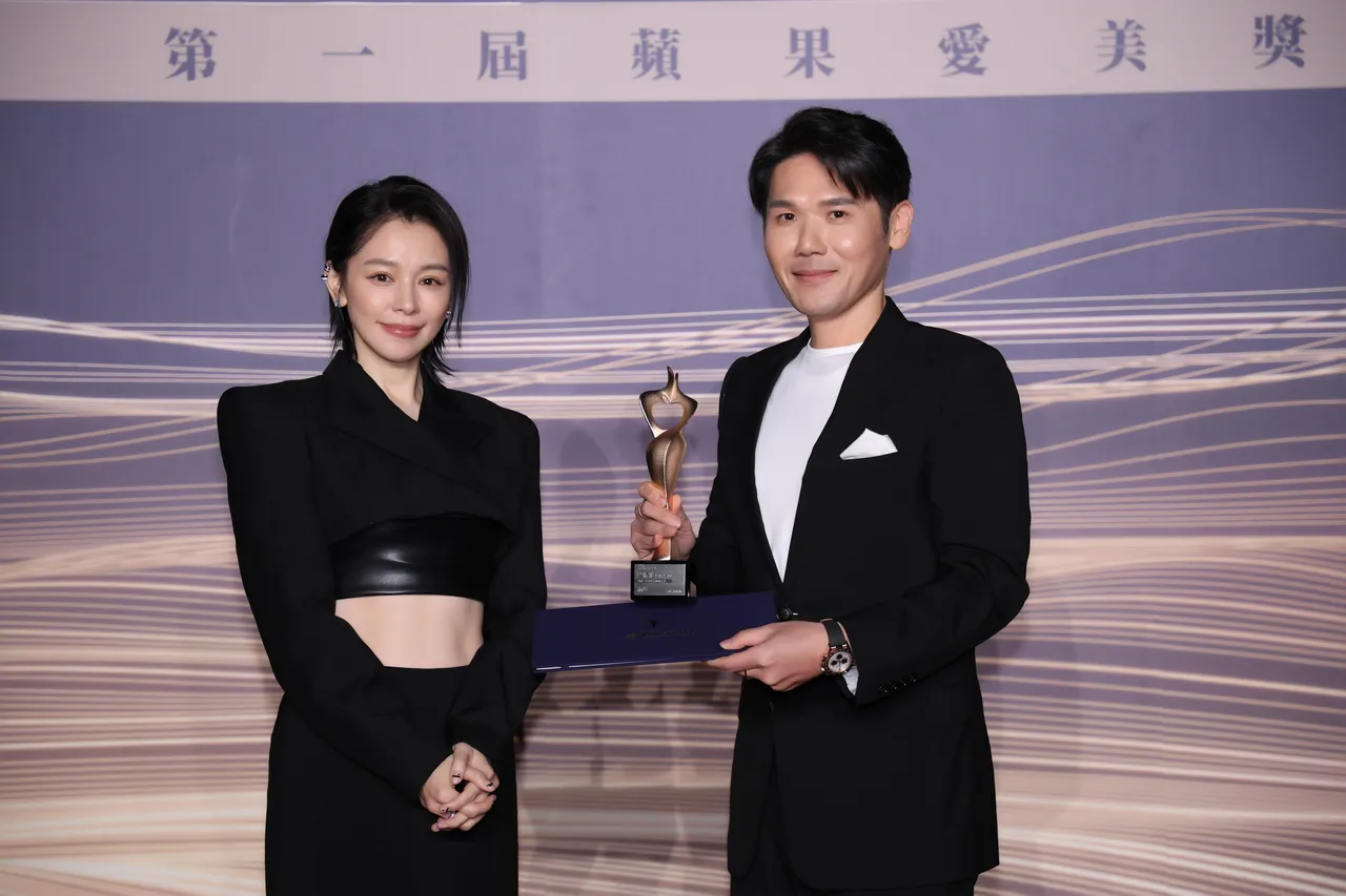 圣缇雅医疗集团创办人薛博仁（右）从徐若瑄手中接过铜奖。彭欣伟摄