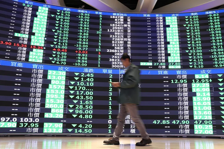 台股7日开盘挫跌逾200点。庄宗达摄