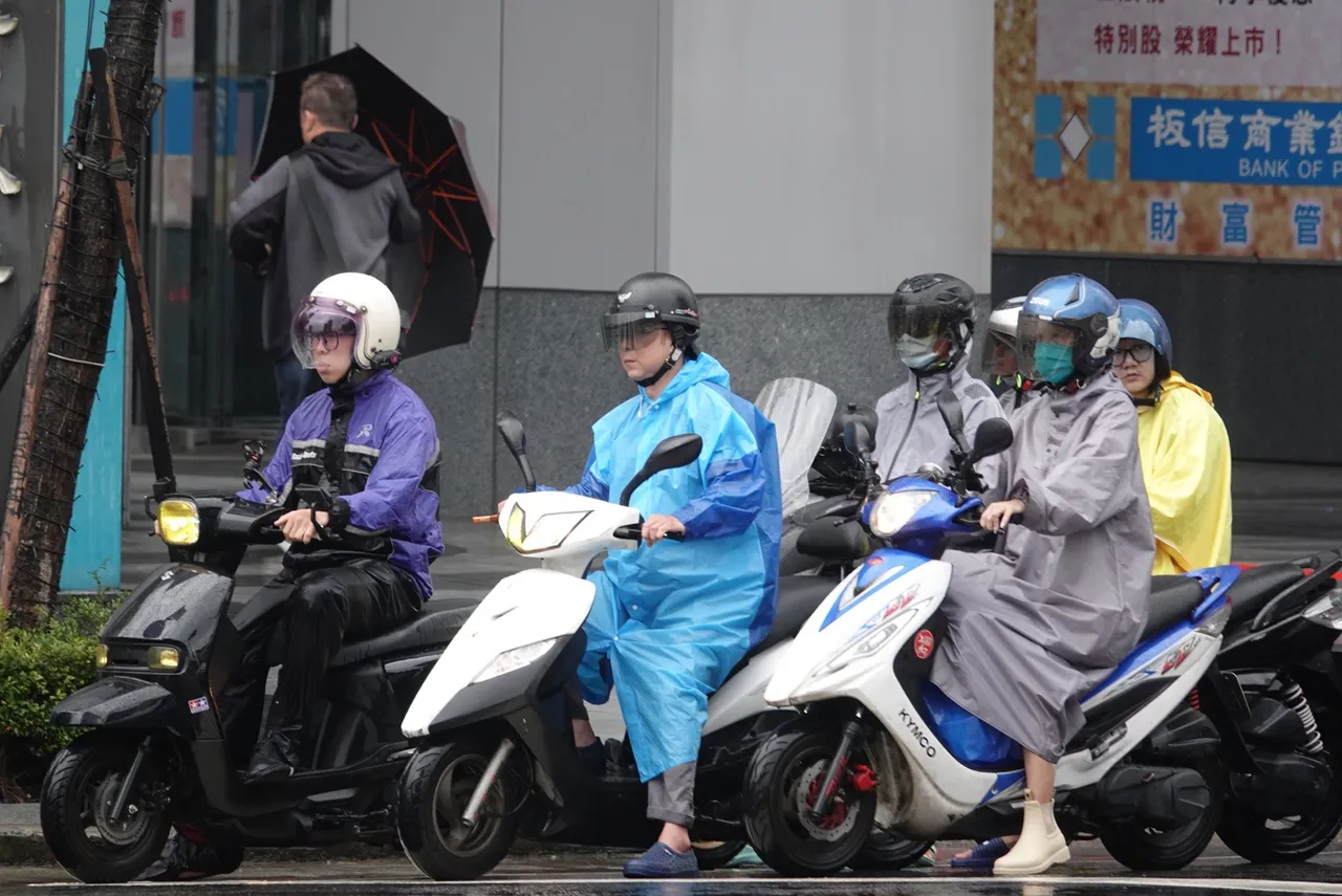 台风天机车骑士通勤。庄宗达摄