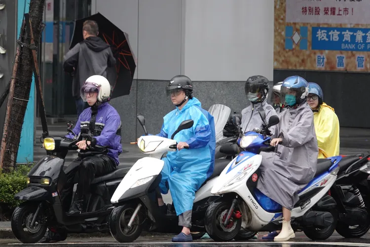 颱風天機車騎士通勤。莊宗達攝