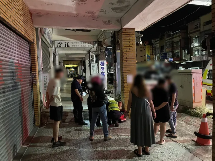 陈妇跌倒在路中，民众见状协助将她搀扶至骑楼，并报警请求协助。翻摄画面