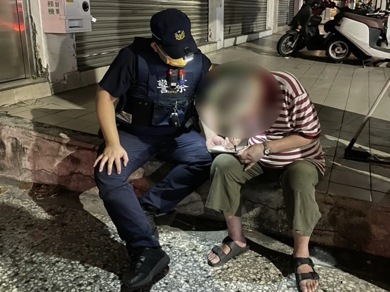 陈妇跌倒在路中，民众见状协助将她搀扶至骑楼，并报警请求协助。翻摄画面