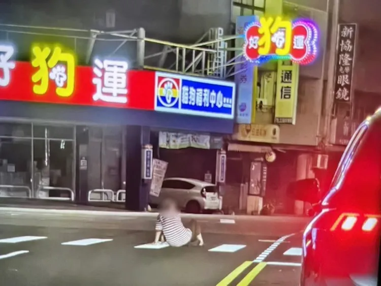 陳婦跌倒在路中，民眾見狀協助將她攙扶至騎樓，並報警請求協助。翻攝畫面