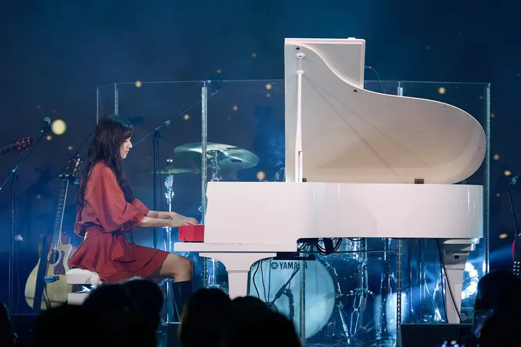 林逸欣自彈自唱，展現音樂才華。欣宇宙音樂提供