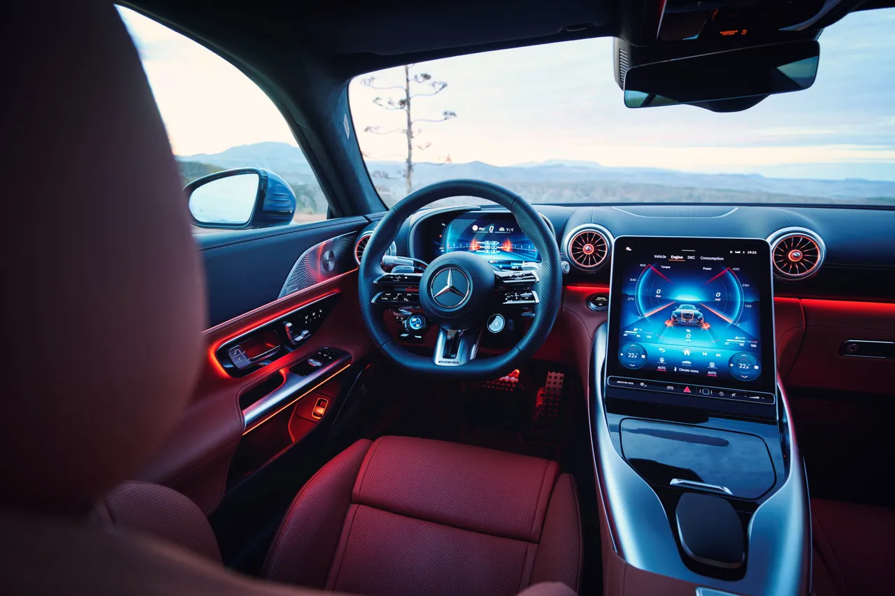 MBUX 3.0多媒体系统与进阶娱乐套件搭配5G高速连线，车主可直接在车内使用YouTube串流影音或下载第三方App，从音乐、影集到线上会议都能一键搞定。原厂照片