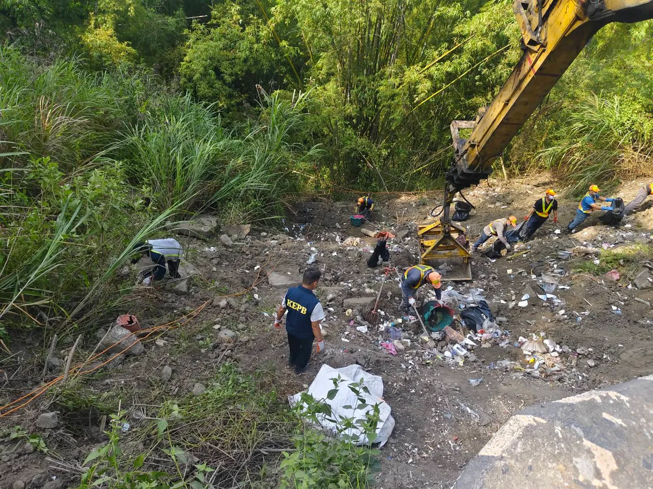 高雄市環保局火速清運，中午前已完成。翻攝畫面