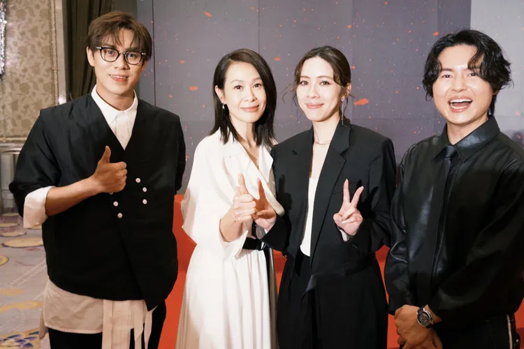 告五人金马午宴开心与刘若英（左2）同框。相信音乐提供