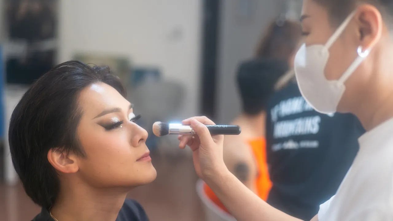 许瑞奇每次化妆至少花费三小时。甲上提供