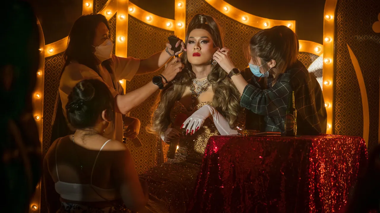 每当许瑞奇换造型或是需要补妆，就会有好几双手同时在他身上忙碌著。甲上提供