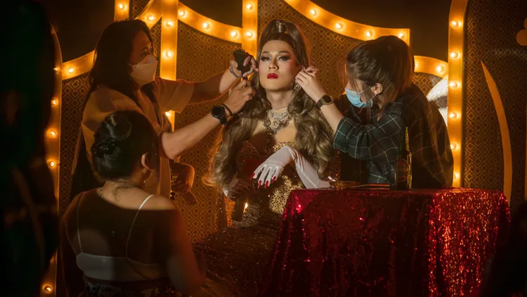 每當許瑞奇換造型或是需要補妝，就會有好幾雙手同時在他身上忙碌著。甲上提供