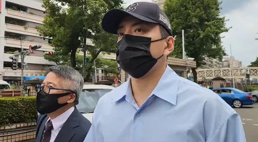 王大陆首为闪兵案出庭！遭检求判1年恐入监　他撑伞木然不回应　