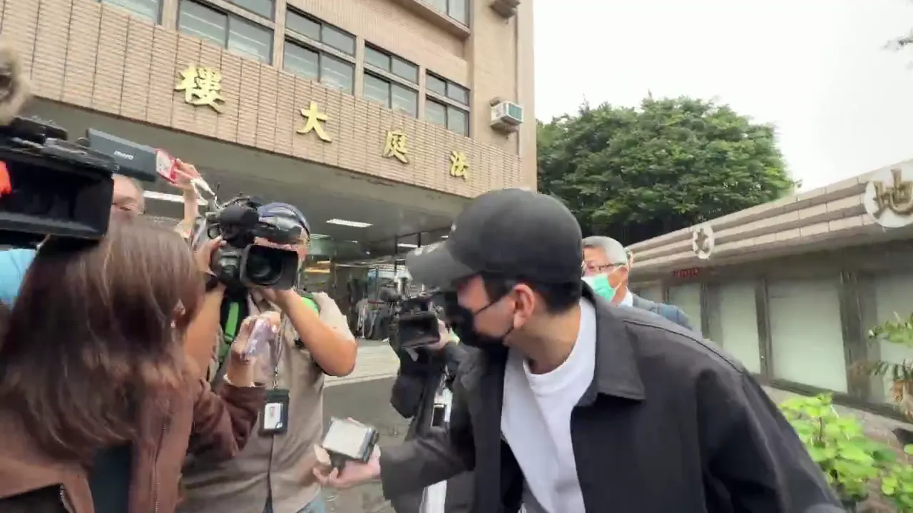 王大陸貼心的幫攝影記者撿拾掉落的攝影器材。讀者提供