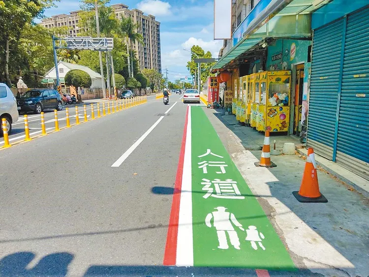 警方透過標線號誌檢討，納入基層觀察與專家建議，提出精進措施，如標線重繪、調整專用車道、增設行人庇護島、標線型綠舖人行道及強化科技執法等。警方提供